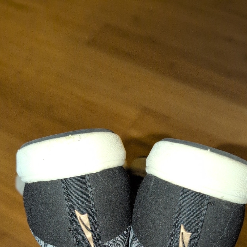 Altra Vali Black and Gray Women's Sneakers - Picture 3 of 4